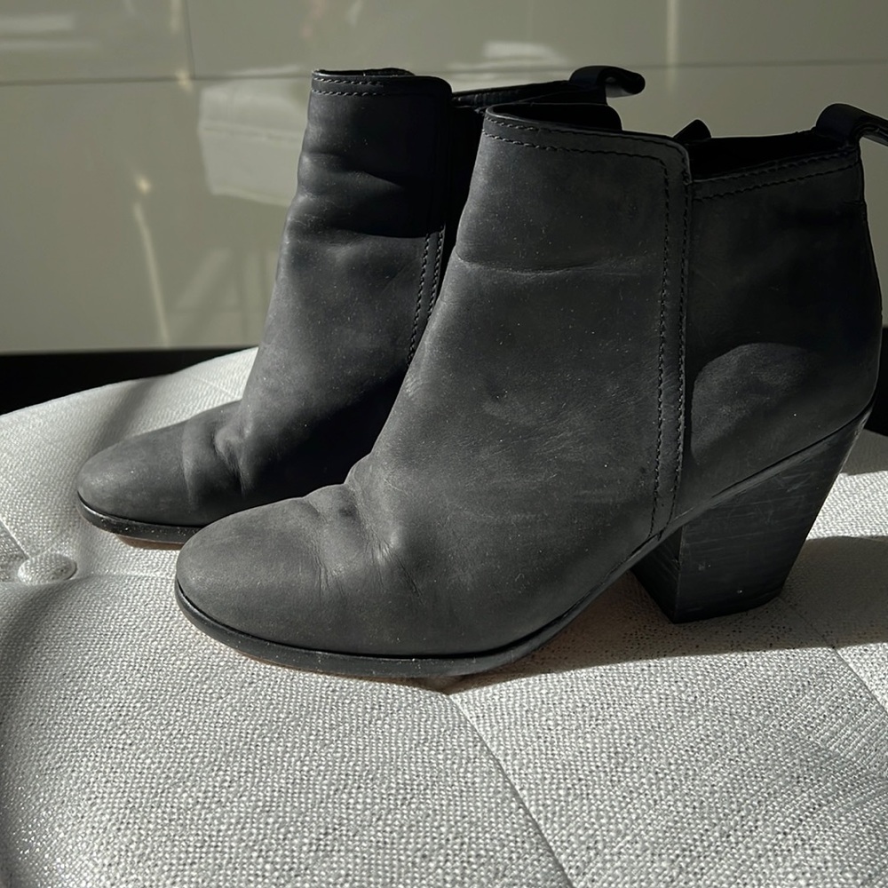 Cole Haan black leather ankle boot size 7